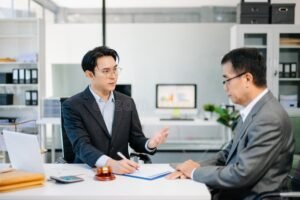 Cuánto cuesta una consulta a un abogado en Argentina y cómo se cobra 1 abogado asesorando cliente en oficina moderna