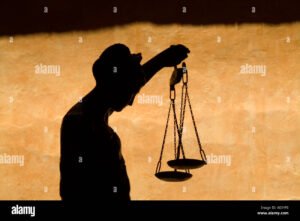 abogado con balanza y sombra oscura