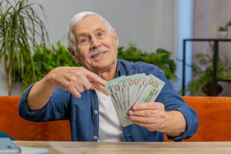 abuelo sonriente recibiendo dinero en casa