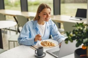 adolescente trabajando en cafeteria saludable
