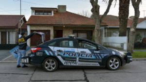 auto argentino estacionado frente a oficinas gubernamentales