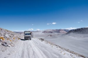 auto circulando por ruta argentina con vtv