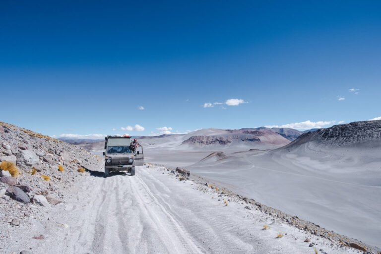 Se puede circular en ruta con una VTV condicional en Argentina 2 auto circulando por ruta argentina con vtv
