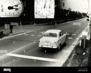 auto con reloj y senal de multa