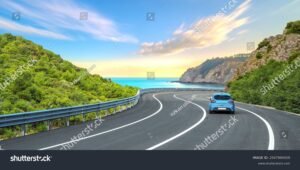 auto conduciendo por carretera panoramica