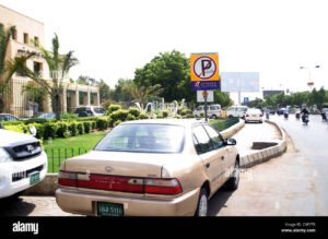 auto estacionado con senales de transito visibles