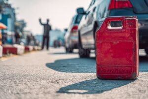auto recorriendo carretera con tanque lleno