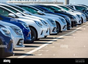 autos modernos estacionados en fila