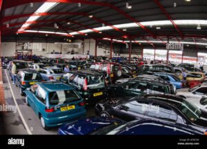 autos usados variados estacionados en concesionaria