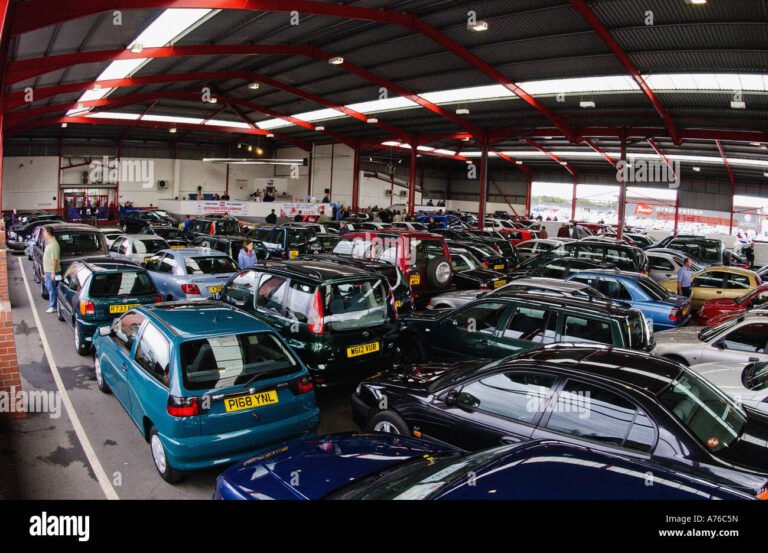 Cuáles son los mejores autos usados entre 500 y 700 mil pesos 2 autos usados variados estacionados en concesionaria