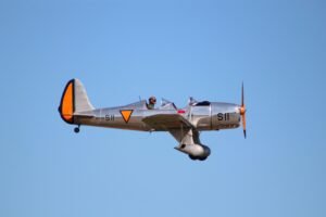 avion antiguo volando cielo claro