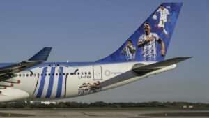 En qué consiste el nuevo impuesto a los viajes en avión en Argentina 26 avion despegando con bandera argentina visible