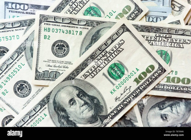 billetes antiguos de 100 dolares apilados