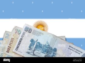 billetes argentinos con grafico financiero borroso