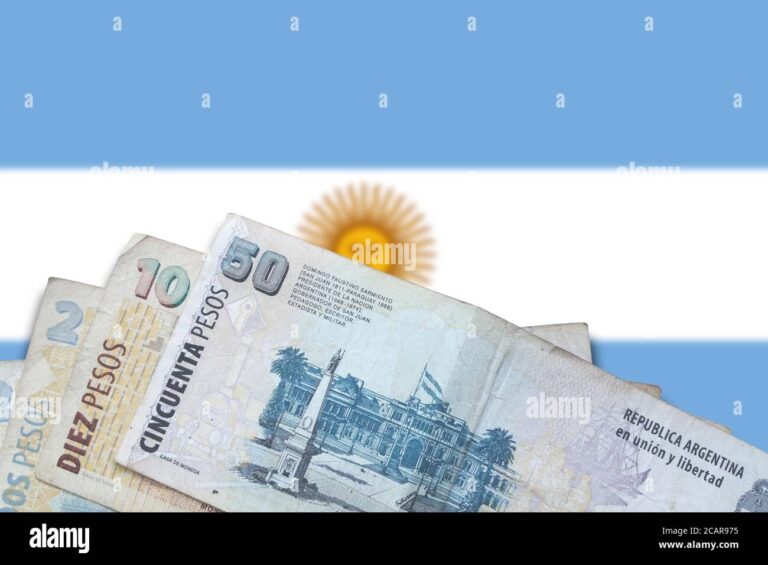 billetes argentinos con grafico financiero borroso