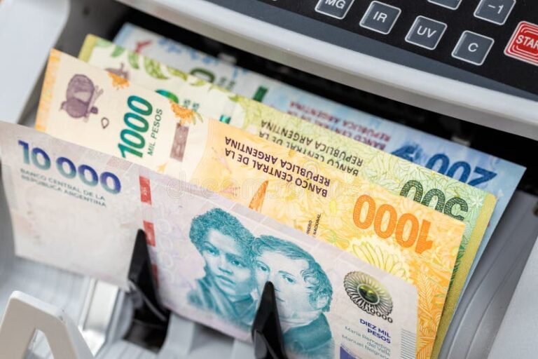 billetes argentinos con reloj y calculadora financiera