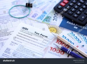 billetes argentinos sobre calculadora y documentos
