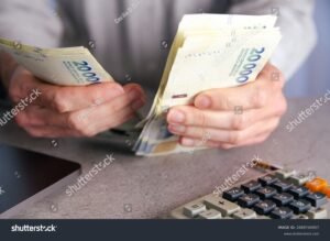 Qué es el Impuesto a las Ganancias y cómo funciona en Argentina 1 billetes argentinos y calculadora sobre escritorio