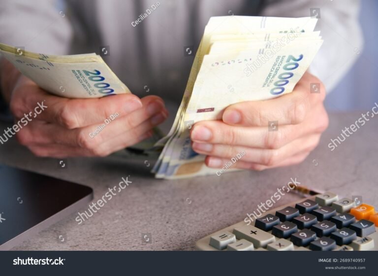 billetes argentinos y calculadora sobre escritorio