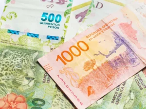 billetes chilenos y argentinos juntos sobre mesa