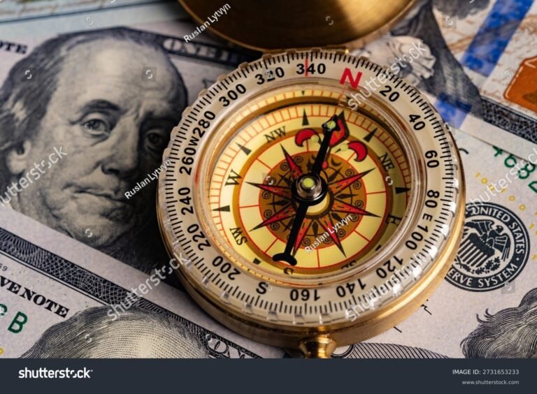 billetes de dolar americano dispersos sobre mapa