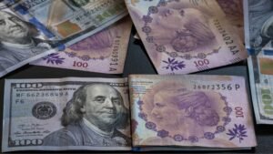 Por qué el dólar blue está más barato que el oficial en Argentina 30 billetes de dolar argentinos en mercado informal