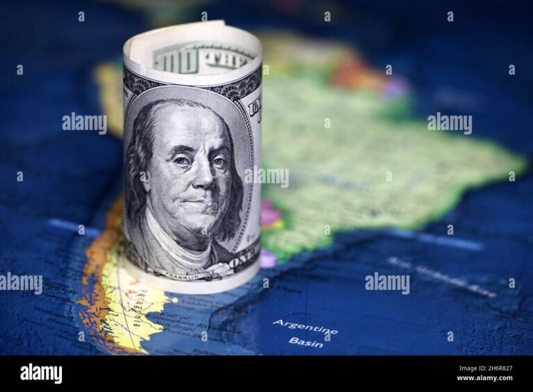 Por qué volvió a subir el dólar en Argentina recientemente 2 billetes de dolar sobre mapa de argentina