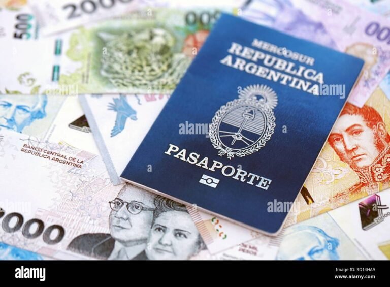 billetes de dolares y pasaporte argentino abierto