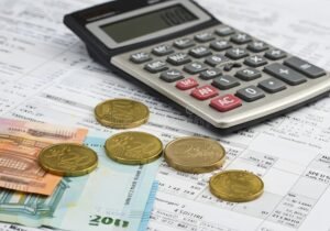 Cuál Es La Diferencia Entre Plazo Fijo Tradicional Y Plazo Fijo UVA 33 billetes y calculadora sobre documentos financieros