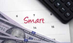 billetes y calendario financiero junto a computadora