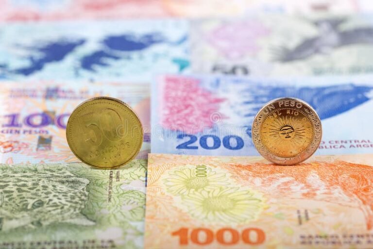 billetes y monedas peso chileno y argentino