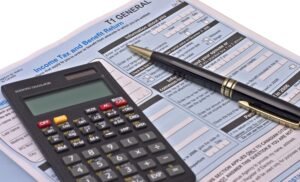 calculadora con formulario y documento fiscal abierto