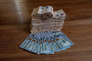 Cuándo caduca una deuda con una prepaga en Argentina 21 calendario y billetes argentinos sobre mesa