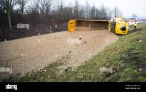 Dónde ocurrió el accidente del micro que volcó en la ruta 2 3 camion volcado en carretera rural