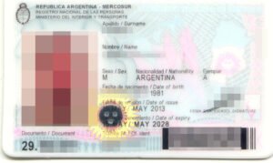 carnet de conducir argentino vencido sobre fondo blanco
