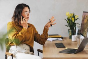 Cómo Acceder al Centro de Servicios en Provincia Net del Grupo Provincia 1 cliente usando computadora en oficina profesional