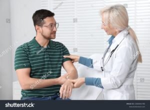 doctor revisando paciente en consulta clinica