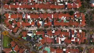 Puede Un Dron Sobrevolar Mi Casa Según Las Normas De Argentina 21 dron volando sobre casa suburbana argentina