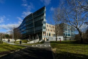 edificio moderno del consejo de ciencias economicas