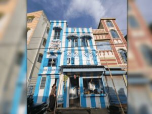 edificio oficial del inadi con bandera argentina