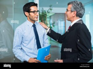 empleado hablando con jefe en oficina