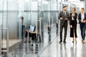 Qué ventajas y desafíos tiene trabajar 10 años en la misma empresa 2 empleado reflexionando en oficina moderna