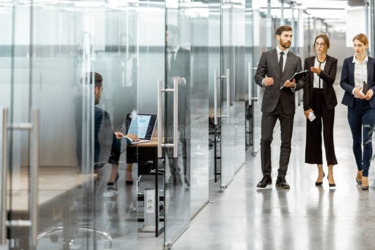 Qué ventajas y desafíos tiene trabajar 10 años en la misma empresa 2 empleado reflexionando en oficina moderna