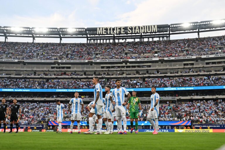 estadio de futbol con equipo argentino jugando