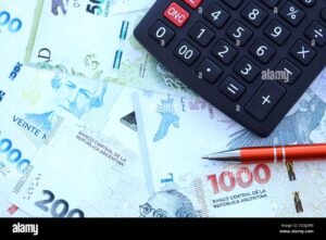 factura y billetes argentinos junto a calculadora