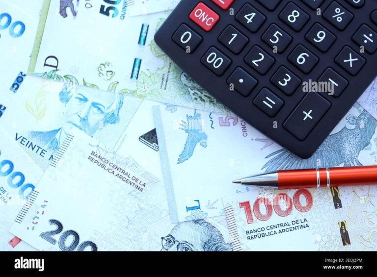 factura y billetes argentinos junto a calculadora