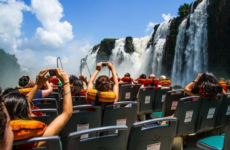 familia argentina disfrutando en parque urbano