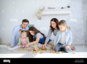 Cómo se calcula la cuota alimentaria para 3 hijos de distintas madres 33 familia con tres ninos jugando juntos