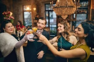 Hay que tener plata para que te inviten a eventos o fiestas 1 fiesta elegante con invitados disfrutando bebidas