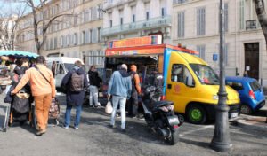 food truck colorido en calle argentina urbana